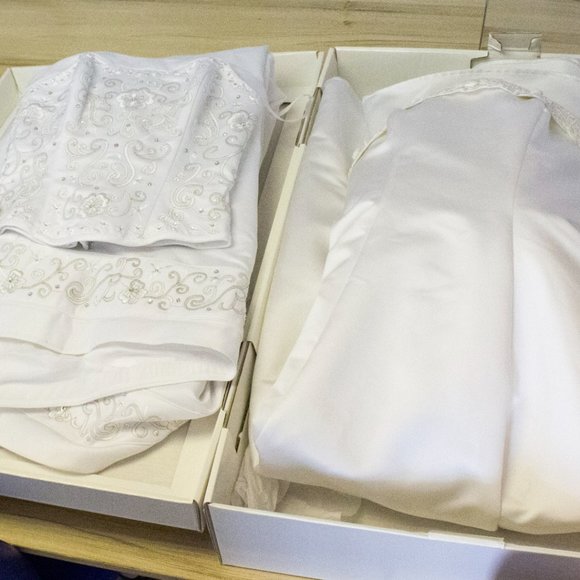 Wedding Dress with Protective Box - Picture 10 of 11